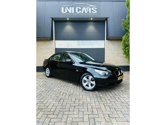 Zwart Occasion 2003 BMW 530 Executive Sedan | € 4.999 (Eerlijke prijs) - Afbeelding 1/4