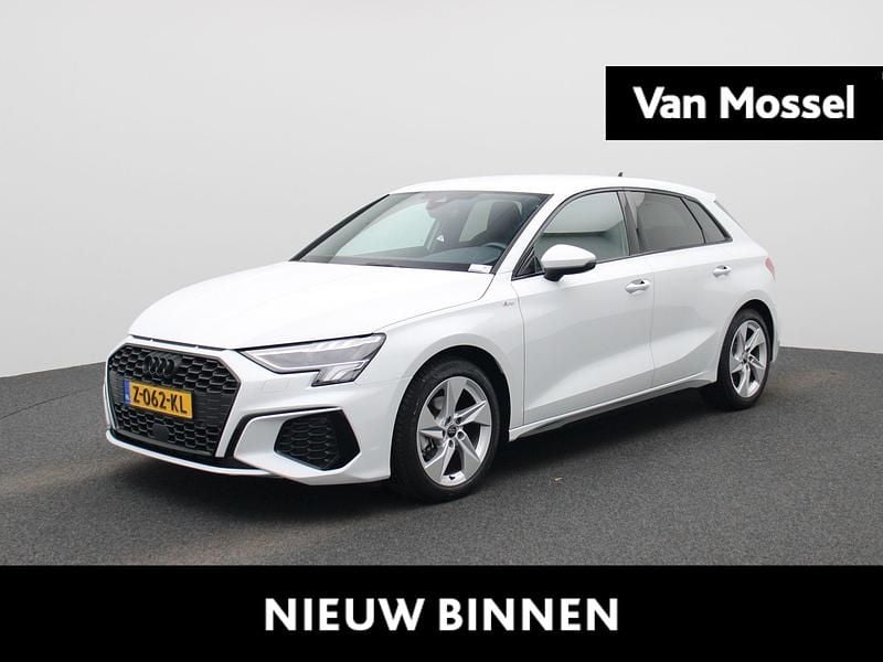 Wit Gebruikt 2024 Audi A3 Sportback S-Line Hatchback | € 37.900 (Eerlijke prijs) - Afbeelding 1/4