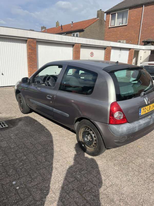 Grijs Gebruikt 2002 Renault Clio II Expression Hatchback | € 850 - Afbeelding 1/4