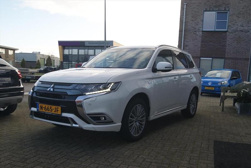 Wit Occasion 2021 Mitsubishi Outlander P-HEV Intense SUV | € 25.950 (Goede deal) - Afbeelding 1/4