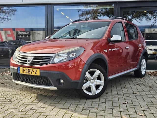 Rood (metallic) Gebruikt 2011 Dacia Sandero Stepway Hatchback | € 2.900 (Goede deal) - Afbeelding 1/4