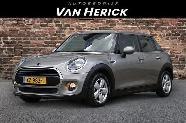 Grijs Gebruikt 2019 Mini Cooper Business Hatchback | € 15.945 (Goede deal) - Afbeelding 1/4