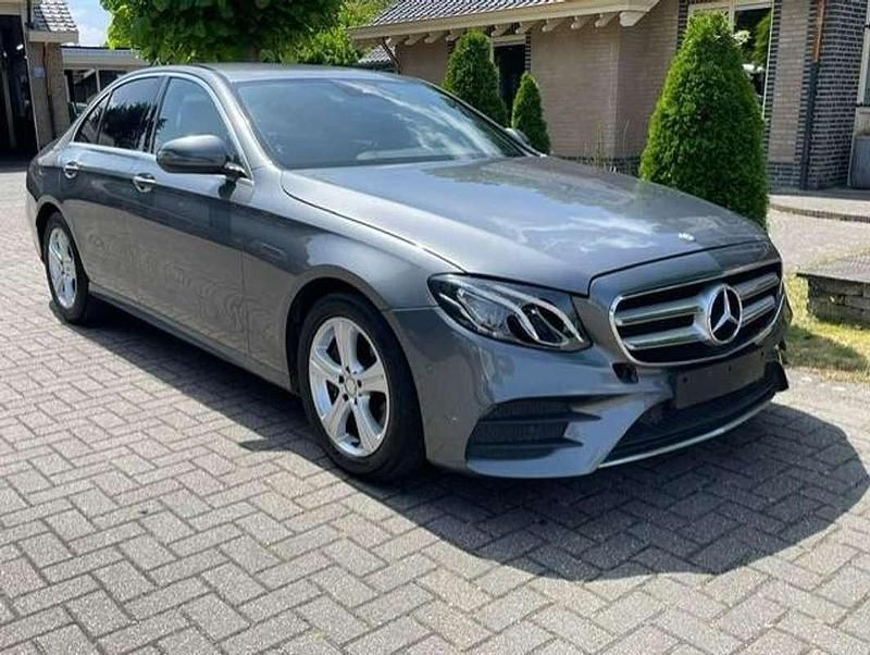 Grijs Gebruikt 2017 Mercedes E200 AMG line Sedan | € 16.400 (Super prijs) - Afbeelding 1/4