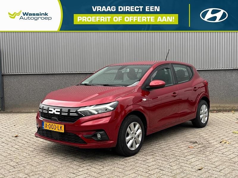 Rood (metallic) Gebruikt 2023 Dacia Sandero Expression Hatchback | € 14.490 (Super prijs) - Afbeelding 1/4