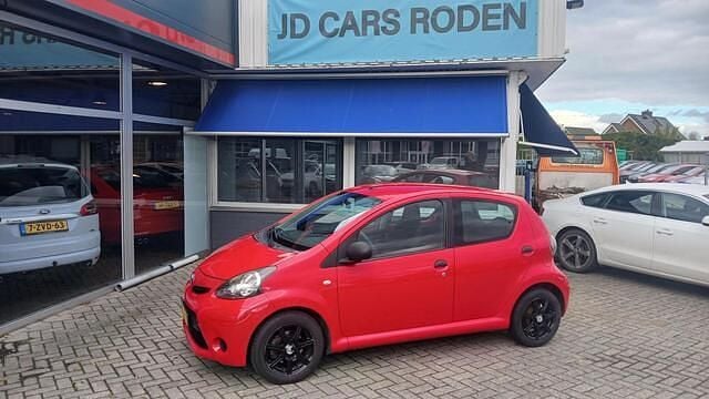 Rood Gebruikt 2013 Toyota Aygo Hatchback | € 2.545 (Eerlijke prijs) - Afbeelding 1/4