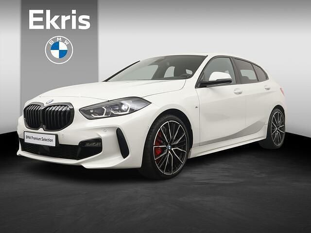 Wit Gebruikt 2024 BMW 118 Comfort Edition Hatchback | € 36.900 (Eerlijke prijs) - Afbeelding 1/4