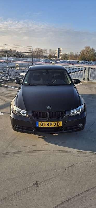 Zwart Occasion 2005 BMW 330 Sedan | € 8.199 (Eerlijke prijs) - Afbeelding 1/4