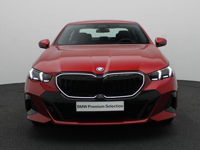 Occasion BMW 550e M Sport 489 PK (359 kW) 2025 Rood (metallic) Sedan