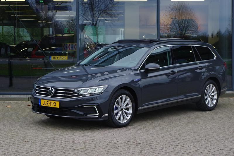 Grijs (metallic) Gebruikt 2021 VW Passat GTE Stationwagen | € 24.950 (Eerlijke prijs) - Afbeelding 1/4