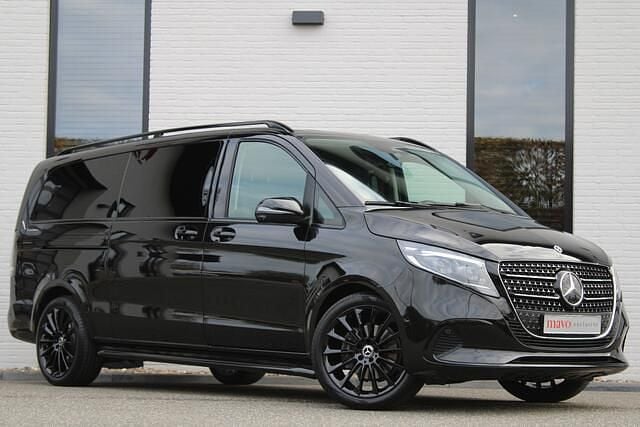 Zwart (metallic) Gebruikt 2024 Mercedes V300 Edition MPV | € 78.950 - Afbeelding 1/4