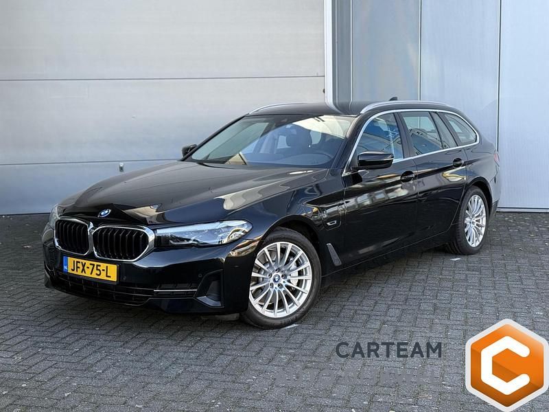 Zwart Gebruikt 2022 BMW 520 Comfort Edition Stationwagen | € 38.845 (Eerlijke prijs) - Afbeelding 1/4