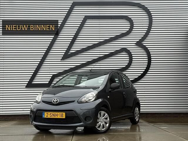 Grijs Occasion 2013 Toyota Aygo Hatchback | € 3.249 (Eerlijke prijs) - Afbeelding 1/4