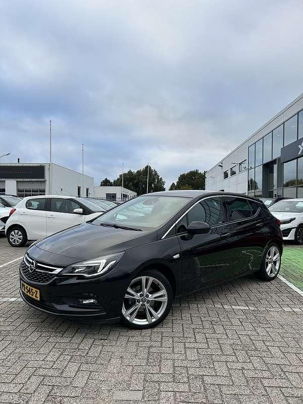 Zwart Gebruikt 2017 Opel Astra Innovation Hatchback | € 10.250 (Eerlijke prijs) - Afbeelding 1/4