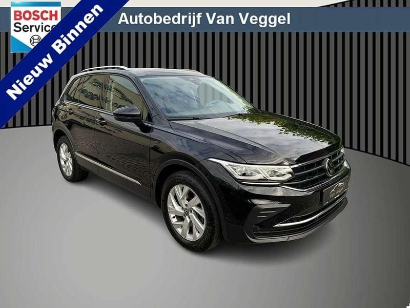 Zwart Gebruikt 2022 VW Tiguan SUV | € 28.650 (Super prijs) - Afbeelding 1/4