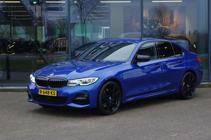 Blauw Occasion 2022 BMW 330e Executive Sedan | € 27.950 (Goede deal) - Afbeelding 1/4