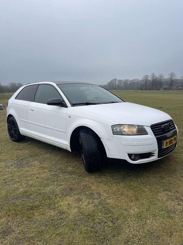 Wit Occasion 2004 Audi A3 Ambiente Hatchback | € 1.499 (Super prijs) - Afbeelding 1/4