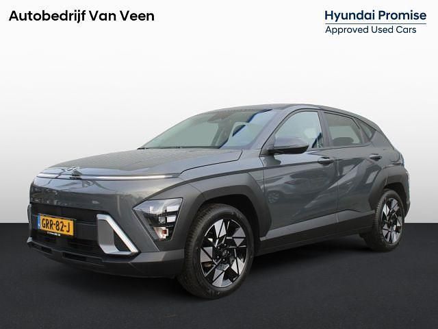 Ecotronic grey (grijs metallic) Occasion 2024 Hyundai Kona Comfort SUV | € 29.945 (Eerlijke prijs) - Afbeelding 1/1