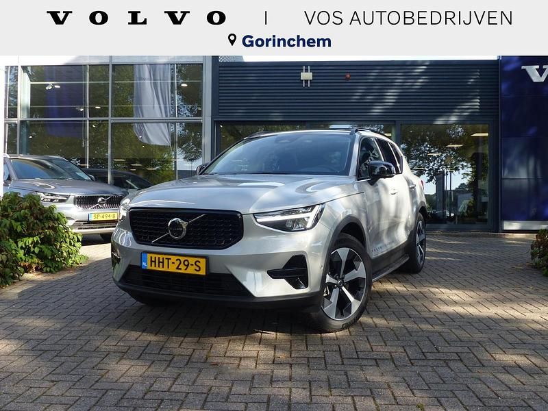 Grijs Gebruikt 2022 Volvo XC40 Plus SUV | € 53.950 - Afbeelding 1/4