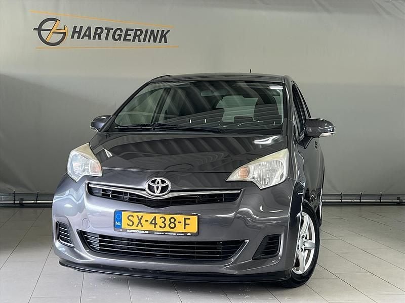 Grijs Gebruikt 2014 Toyota Verso-S Comfort MPV | € 9.725 (Eerlijke prijs) - Afbeelding 1/4