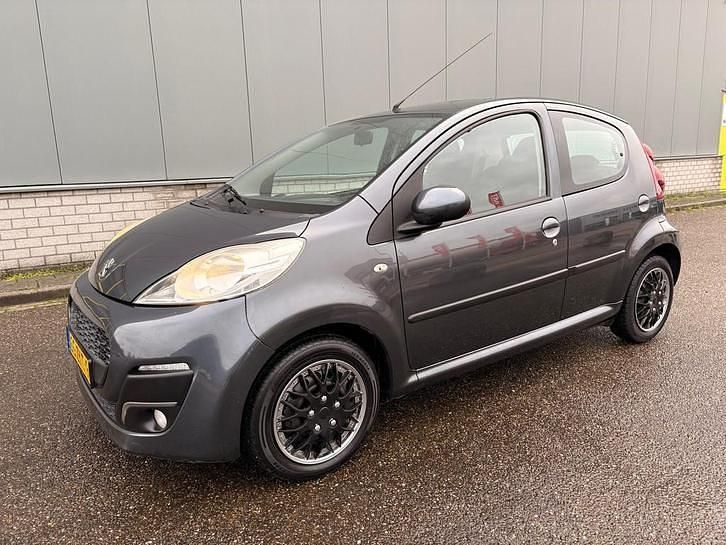 Grijs (metallic) Gebruikt 2013 Peugeot 107 Active Hatchback | € 3.999 (Eerlijke prijs) - Afbeelding 1/4