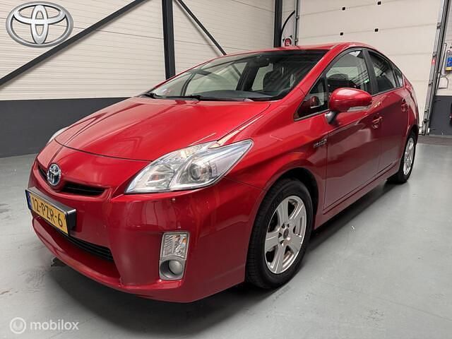 Rood, metallic lak Gebruikt 2011 Toyota Prius Business Edition Hatchback | € 6.950 (Eerlijke prijs) - Afbeelding 1/4
