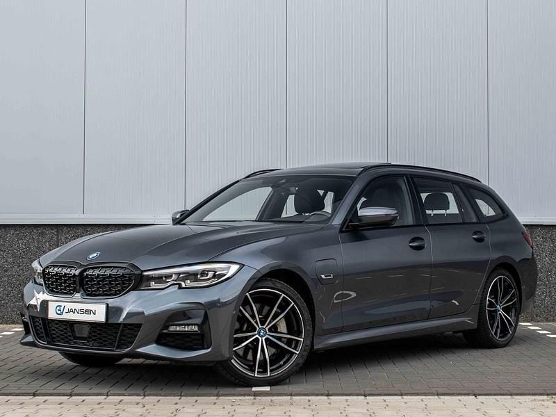 Grijs Gebruikt 2022 BMW 330e M Sport Stationwagen | € 39.950 (Eerlijke prijs) - Afbeelding 1/4