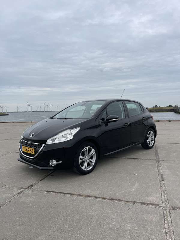 Zwart Gebruikt 2013 Peugeot 208 Envy Hatchback | € 5.250 (Eerlijke prijs) - Afbeelding 1/4