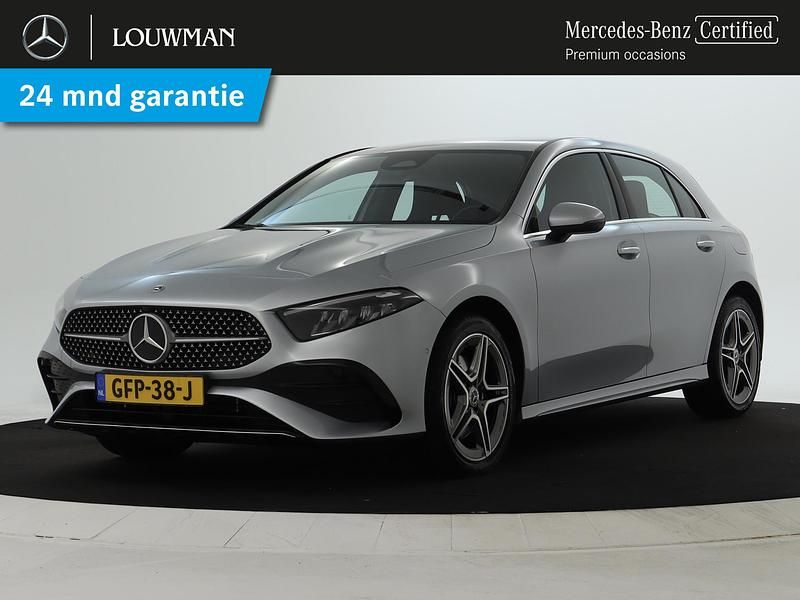 Hightechzilver (licht grijs metallic) Gebruikt 2024 Mercedes A250 AMG line Hatchback | € 35.950 (Eerlijke prijs) - Afbeelding 1/4