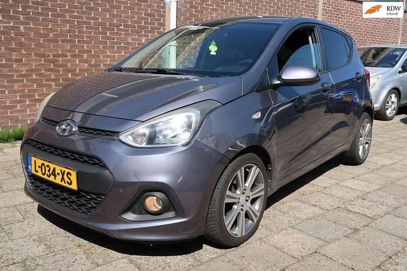 Grijs Gebruikt 2014 Hyundai i10 Comfort Hatchback | € 6.950 - Afbeelding 1/4