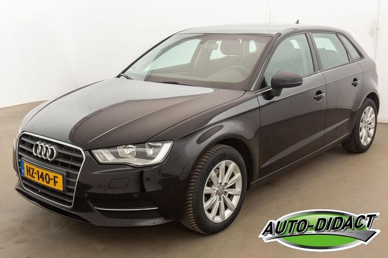Zwart Gebruikt 2016 Audi A3 Attraction Hatchback | € 7.100 (Super prijs) - Afbeelding 1/4