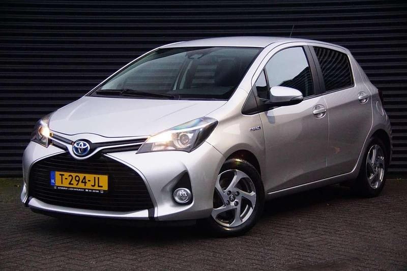 Grijs Occasion 2017 Toyota Yaris Hybrid Trend Hatchback | € 11.900 (Goede deal) - Afbeelding 1/4