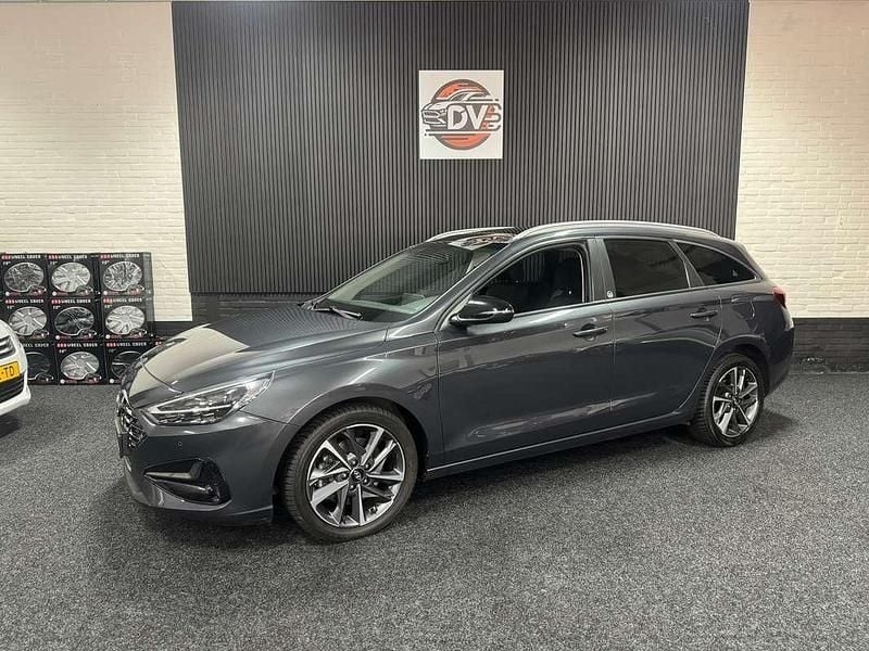 Grijs, metallic lak Gebruikt 2021 Hyundai i30 Comfort Stationwagen | € 18.945 (Goede deal) - Afbeelding 1/4