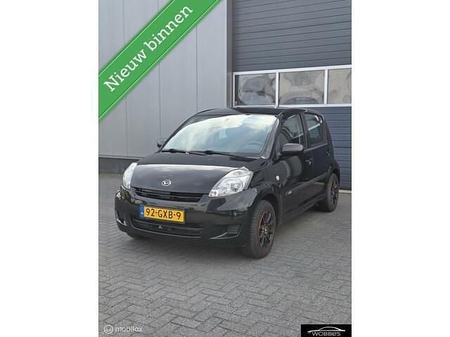 Zwart Gebruikt 2008 Daihatsu Sirion Hatchback | € 1.999 (Goede deal) - Afbeelding 1/4