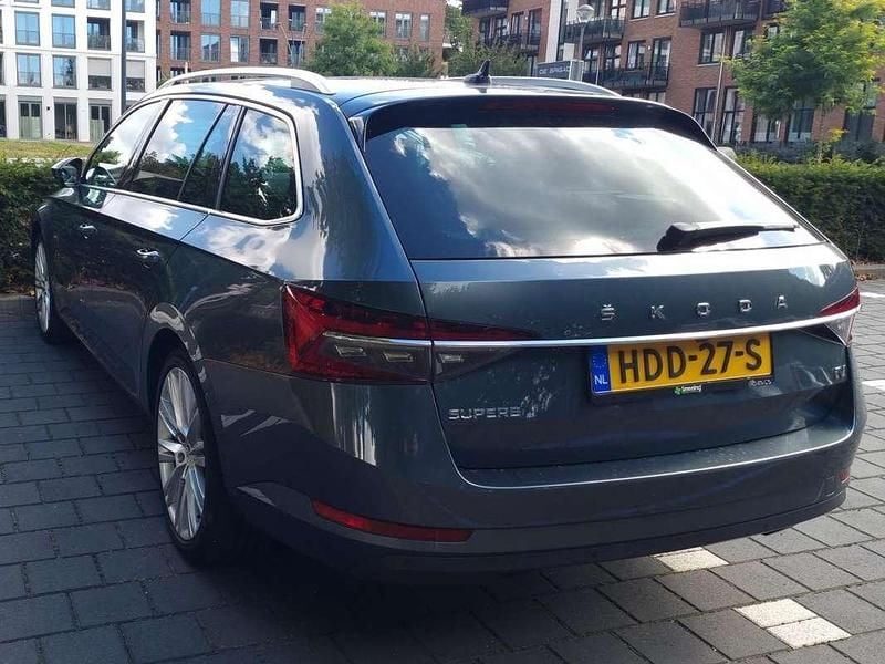 Grijs Gebruikt 2020 Skoda Superb Stationwagen | € 22.000 (Goede deal) - Afbeelding 1/4