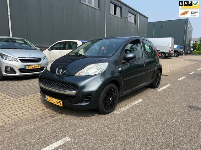 Grijs Gebruikt 2010 Peugeot 107 Urban Move Hatchback | € 2.499 (Eerlijke prijs) - Afbeelding 1/4