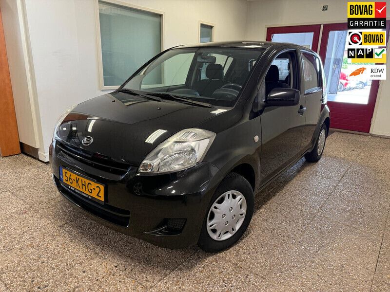 Zwart Gebruikt 2009 Daihatsu Sirion Hatchback | € 2.999 (Eerlijke prijs) - Afbeelding 1/4