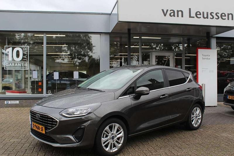 Grijs Gebruikt 2023 Ford Fiesta Titanium Hatchback | € 17.900 (Goede deal) - Afbeelding 1/4