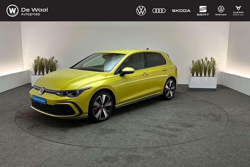 Geel Gebruikt 2021 VW Golf VIII GTE Hatchback | € 29.900 (Eerlijke prijs) - Afbeelding 1/4