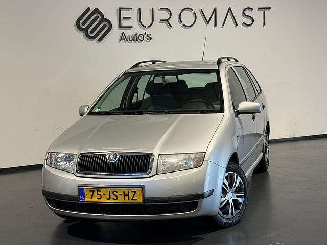 Grijs Occasion 2002 Skoda Fabia Comfort Stationwagen | € 1.995 (Iets duurder) - Afbeelding 1/4