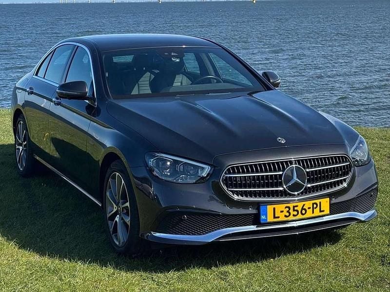 Grijs Gebruikt 2021 Mercedes E300 AMG Sedan | € 34.500 (Goede deal) - Afbeelding 1/4