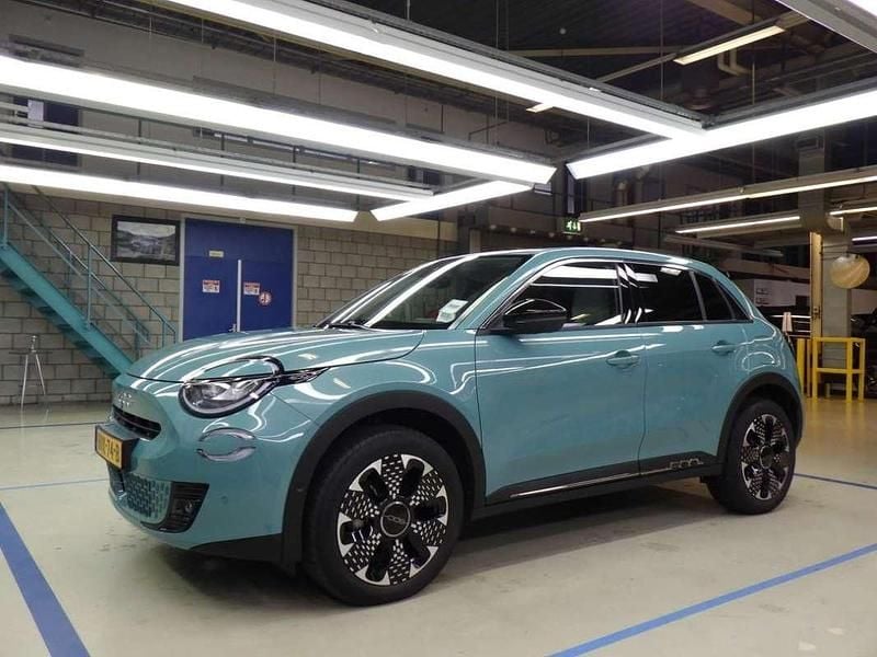 Blauw Occasion 2025 Fiat 600E La Prima SUV | € 27.900 (Eerlijke prijs) - Afbeelding 1/4