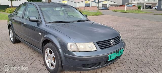 Blauw Gebruikt 2000 VW Passat Trendline Sedan | € 750 - Afbeelding 1/4