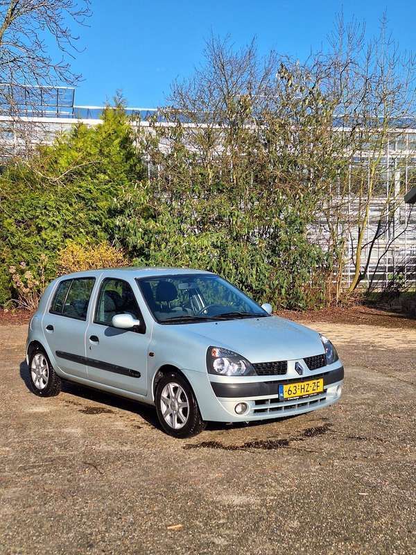 Grijs Gebruikt 2002 Renault Clio II Expression Hatchback | € 900 (Goede deal) - Afbeelding 1/2