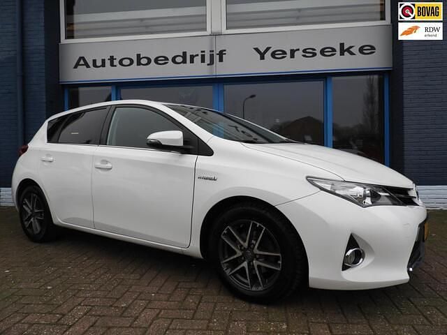 Wit Occasion 2015 Toyota Auris Executive Hatchback | € 12.750 (Eerlijke prijs) - Afbeelding 1/4