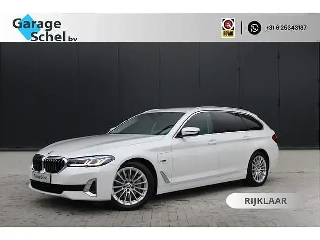Wit (metallic) Gebruikt 2022 BMW 520 Executive Stationwagen | € 33.950 (Goede deal) - Afbeelding 1/4