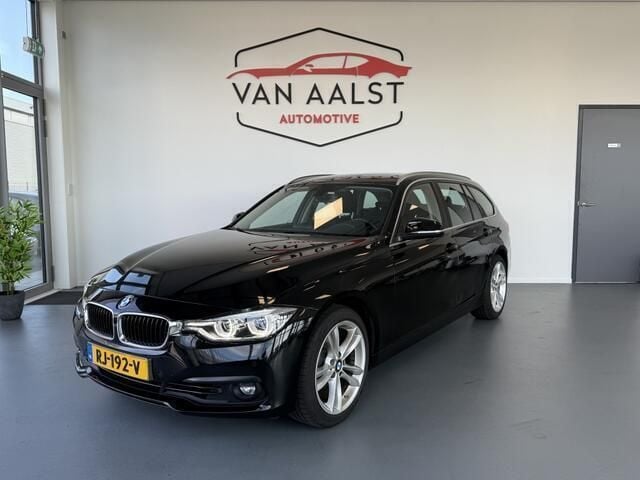 Zwart Gebruikt 2017 BMW 318 Executive Stationwagen | € 12.445 (Eerlijke prijs) - Afbeelding 1/4
