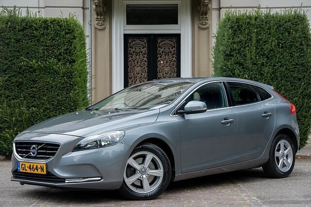 Grijs Gebruikt 2015 Volvo V40 Momentum Stationwagen | € 12.240 (Eerlijke prijs) - Afbeelding 1/4