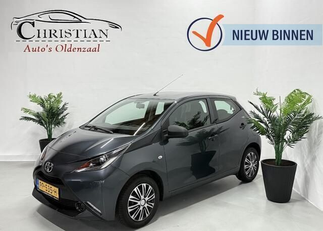Grijs Gebruikt 2017 Toyota Aygo Hatchback | € 6.950 (Eerlijke prijs) - Afbeelding 1/4