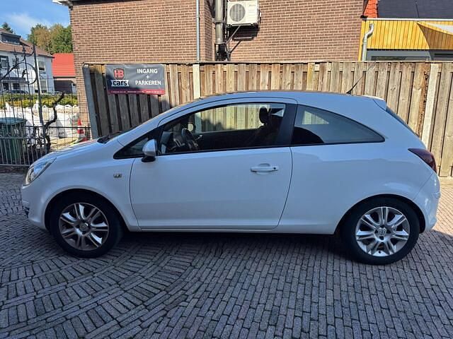 Wit Gebruikt 2010 Opel Corsa Color Edition Hatchback | € 2.499 (Goede deal) - Afbeelding 1/4