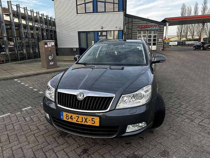 Grijs Gebruikt 2013 Skoda Octavia Elegance Stationwagen | € 5.499 (Goede deal) - Afbeelding 1/4